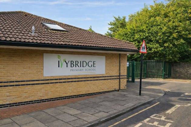 The entrance to Ivybridge Primary School 