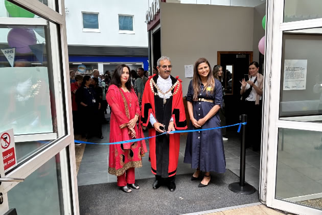 Mayor of Hounslow, Councillor Afzaal Kiani cuts the ribbon